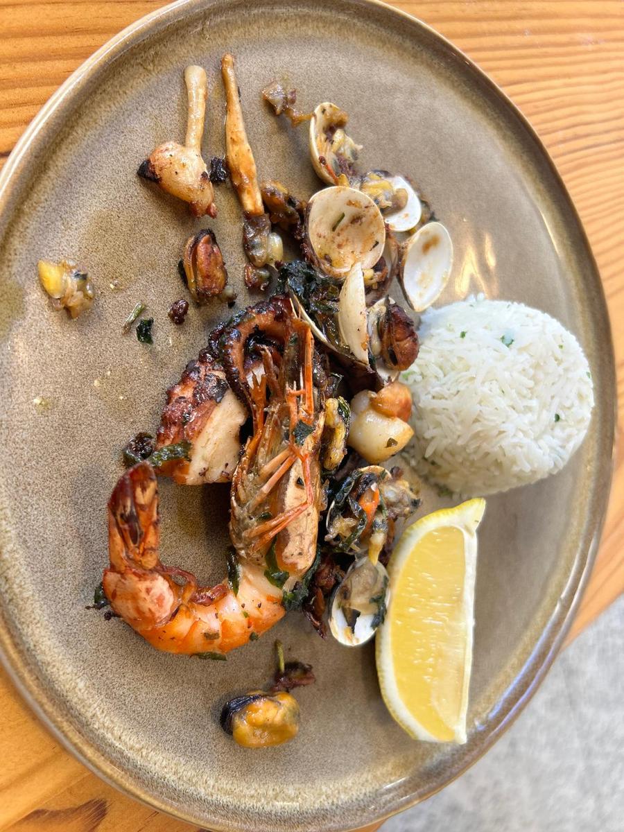 Polvo, camarões, amêijoas, mexilhões e vieira grelhados, arroz branco e gomo de limão