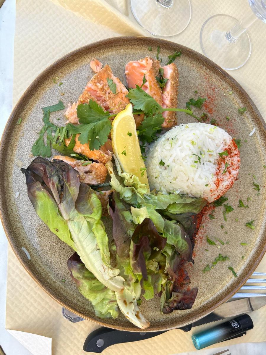 Salmão em crosta de sésamo, arroz, salada e coentros