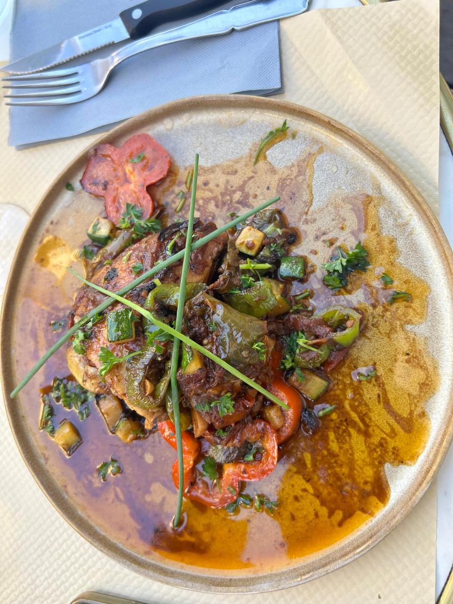 Frango estufado com molho, pimentos, curgete, tomate e cebolinho