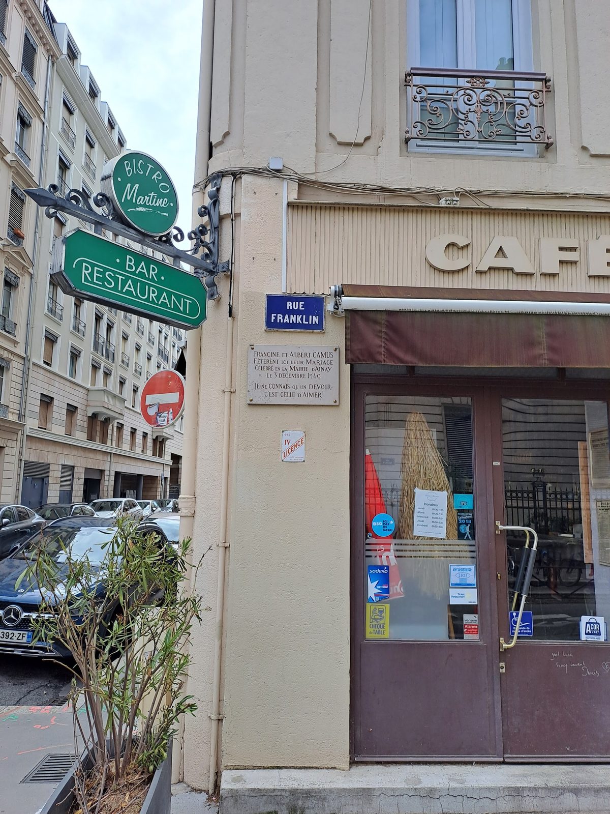 La façade à l'angle de la rue Franklin