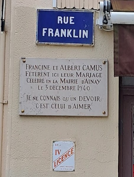 Plaque au coin de la rue Franklin : Francine et Albert Camus fêtèrent ici leur mariage, le 3 décembre 1940